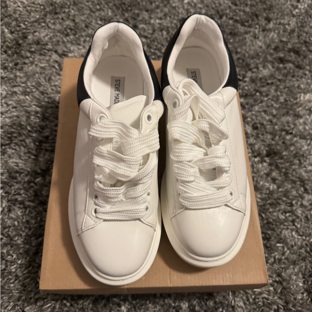 shoes/sneakers